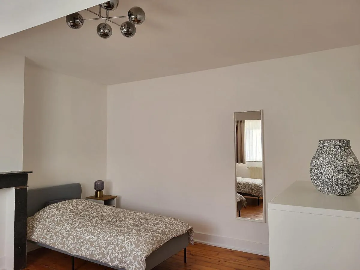 Brussels Bed & Blockchain Private Rooms With Shared Bathroom 0*,  Belgio