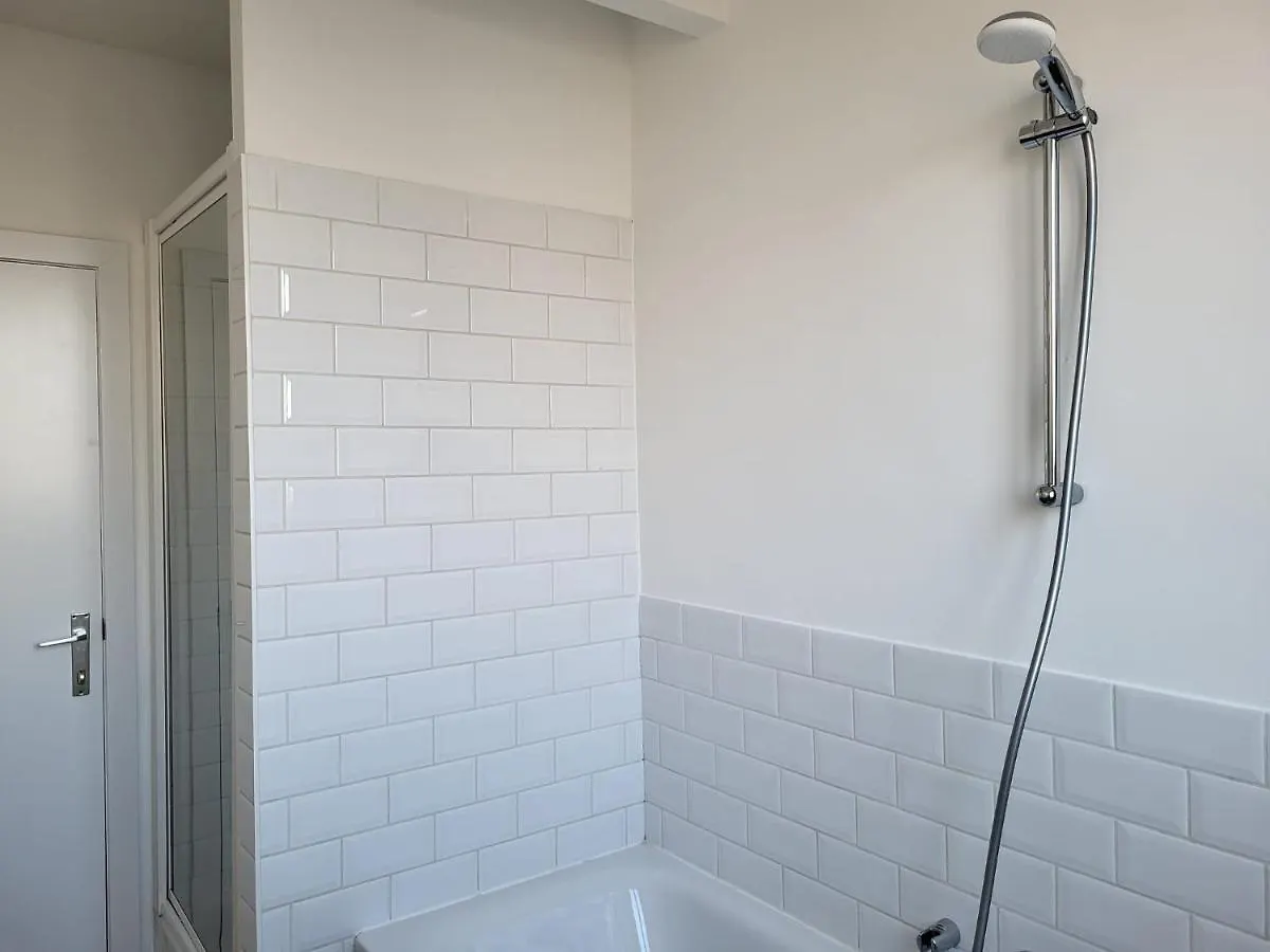 Pensjonat Brussels Bed & Blockchain Private Rooms With Shared Bathroom